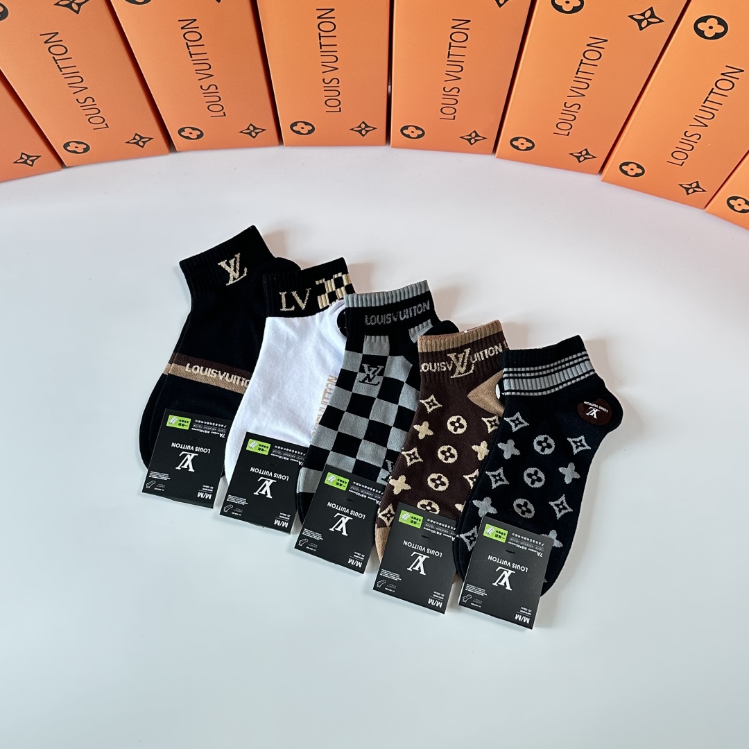  💛配专柜包装
LV（路易威登）新款中短筒袜堆堆袜袜子！一盒五双，专柜同步筒袜袜子，💛大牌出街，潮人必备