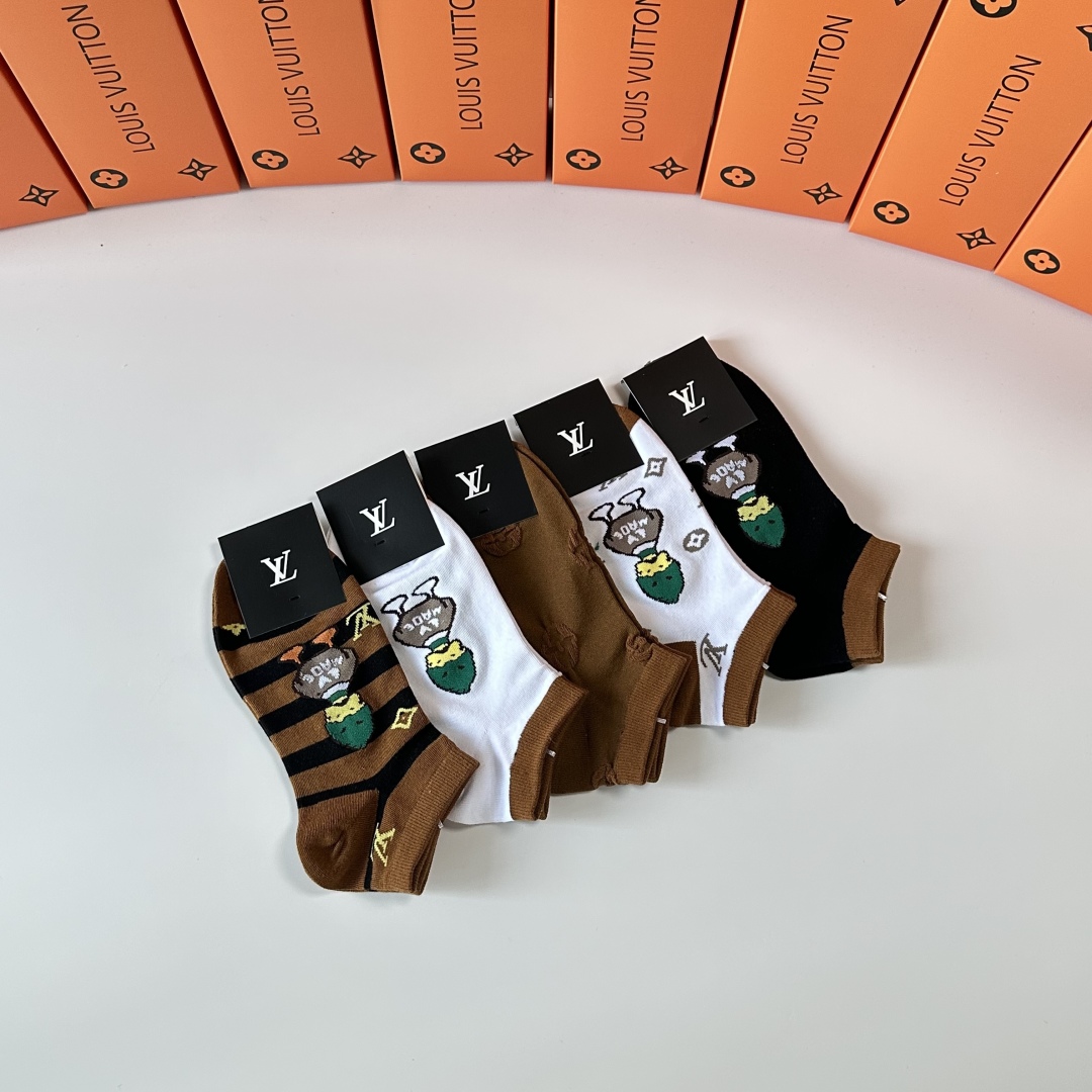  💛配专柜包装
LV（路易威登）新款中短筒袜堆堆袜袜子！一盒五双，专柜同步筒袜袜子，💛大牌出街，潮人必备