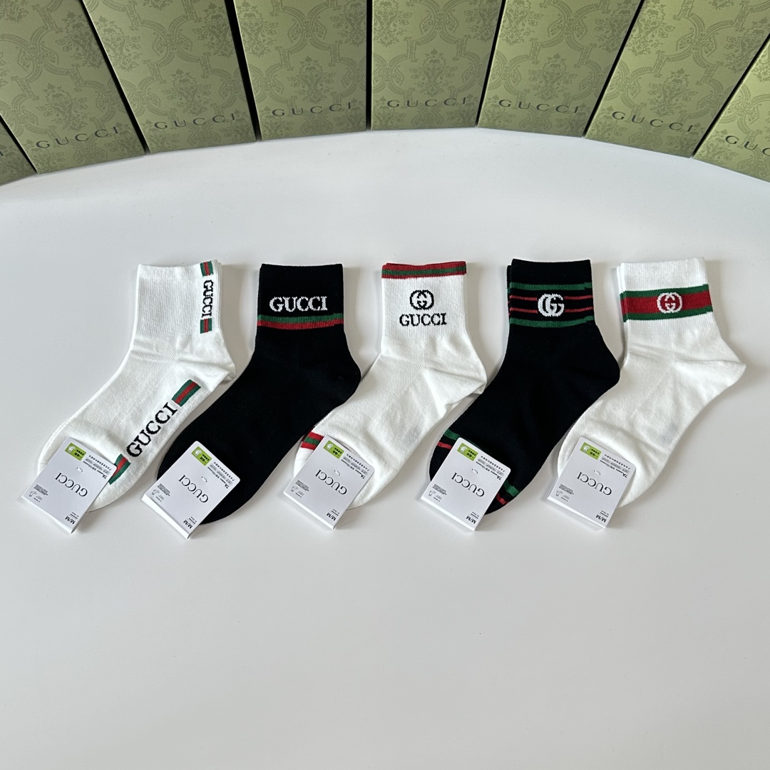  💛配专柜包装
Gucci（古驰）新款中长款堆堆袜袜子！一盒五双，专柜同步筒袜袜子，💛大牌出街，潮人必备