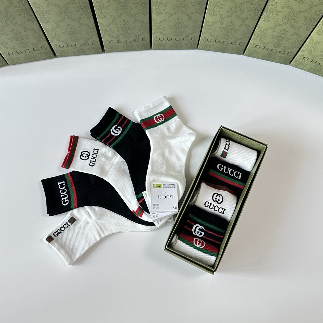  💛配专柜包装
Gucci（古驰）新款中长款堆堆袜袜子！一盒五双，专柜同步筒袜袜子，💛大牌出街，潮人必备