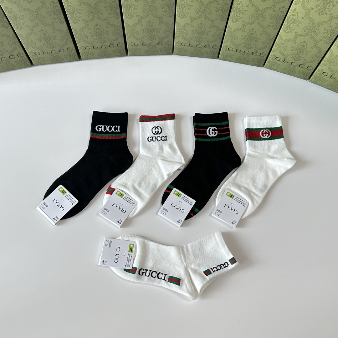  💛配专柜包装
Gucci（古驰）新款中长款堆堆袜袜子！一盒五双，专柜同步筒袜袜子，💛大牌出街，潮人必备