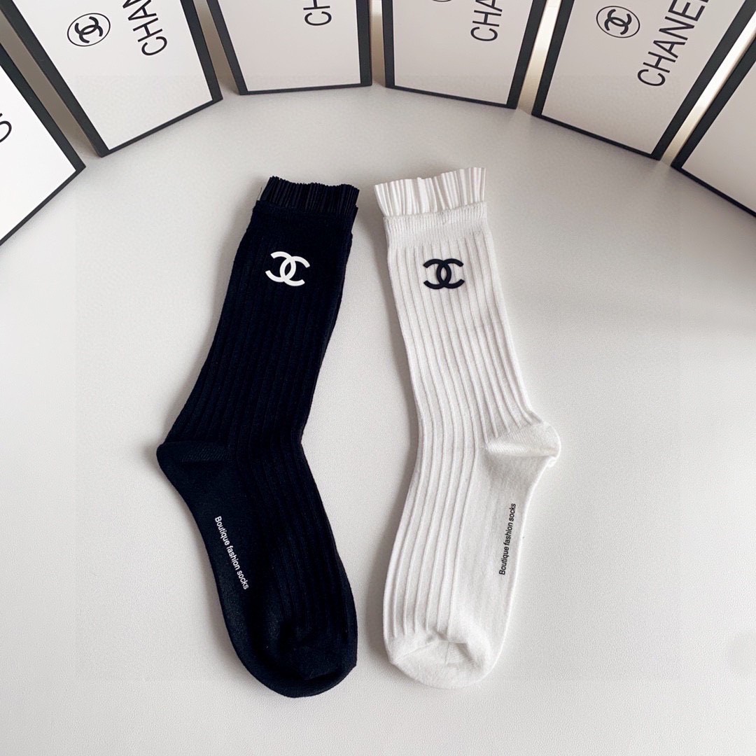 💛配专柜包装
Chanel（香奈儿）新款羊绒堆堆袜袜子！一盒两双，专柜同步筒袜袜子，💛大牌出街，潮人必备