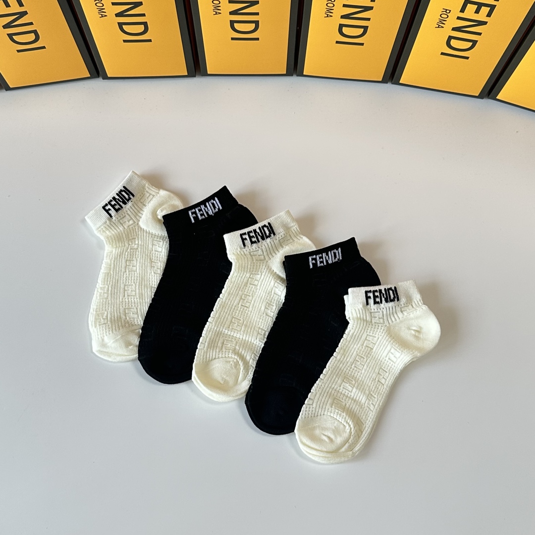  💛配专柜包装
FENDI（芬迪）新款中短款堆堆袜袜子！一盒五双，专柜同步筒袜袜子，💛大牌出街，潮人必备