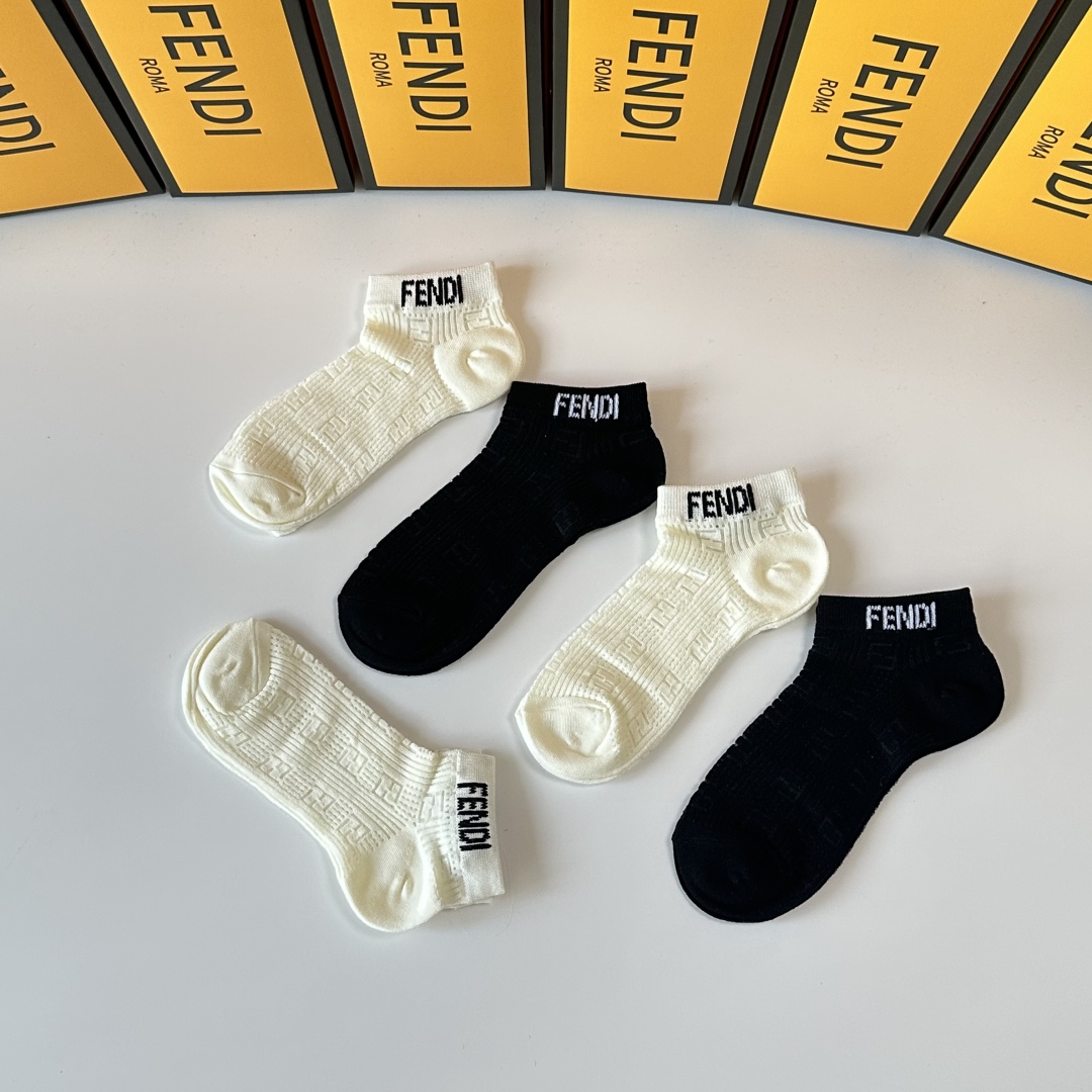  💛配专柜包装
FENDI（芬迪）新款中短款堆堆袜袜子！一盒五双，专柜同步筒袜袜子，💛大牌出街，潮人必备
