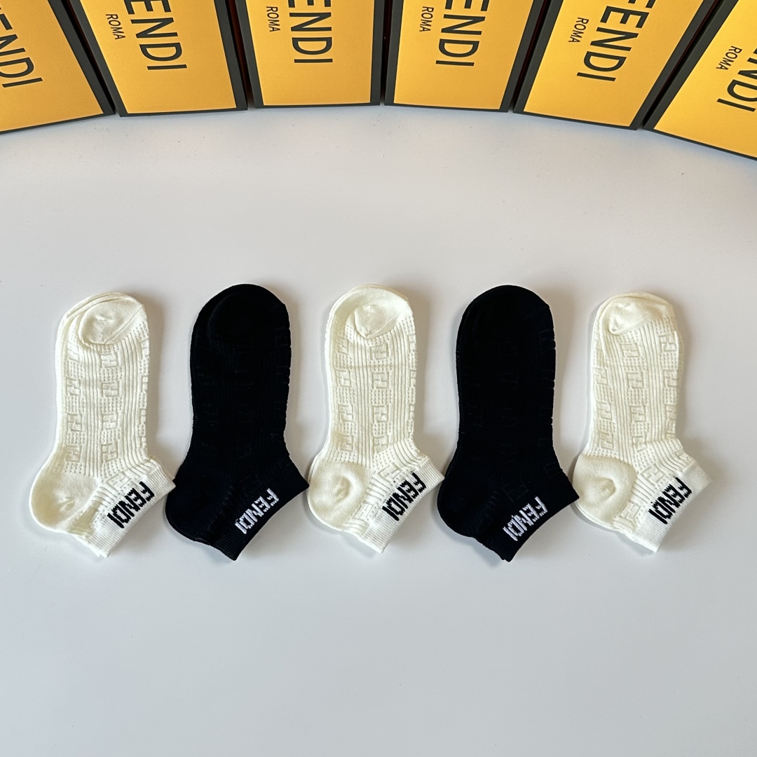  💛配专柜包装
FENDI（芬迪）新款中短款堆堆袜袜子！一盒五双，专柜同步筒袜袜子，💛大牌出街，潮人必备