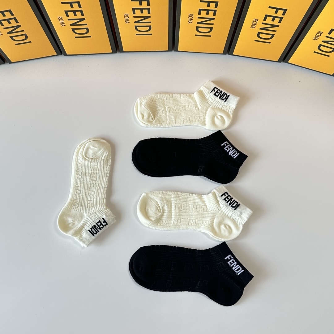  💛配专柜包装
FENDI（芬迪）新款中短款堆堆袜袜子！一盒五双，专柜同步筒袜袜子，💛大牌出街，潮人必备