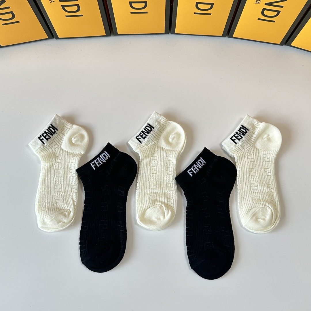 💛配专柜包装
FENDI（芬迪）新款中短款堆堆袜袜子！一盒五双，专柜同步筒袜袜子，💛大牌出街，潮人必备