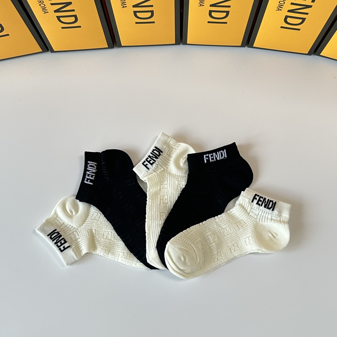  💛配专柜包装
FENDI（芬迪）新款中短款堆堆袜袜子！一盒五双，专柜同步筒袜袜子，💛大牌出街，潮人必备