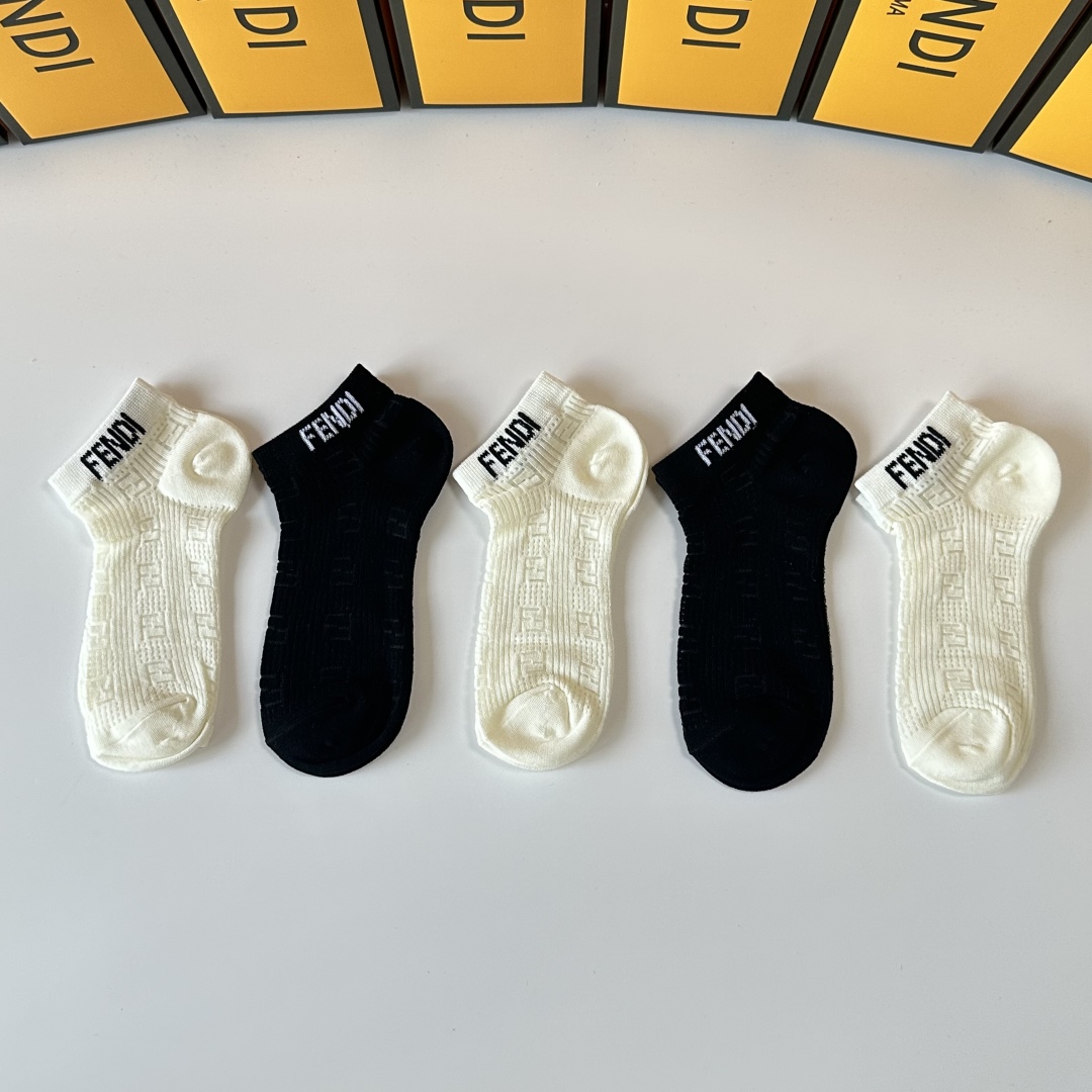  💛配专柜包装
FENDI（芬迪）新款中短款堆堆袜袜子！一盒五双，专柜同步筒袜袜子，💛大牌出街，潮人必备
