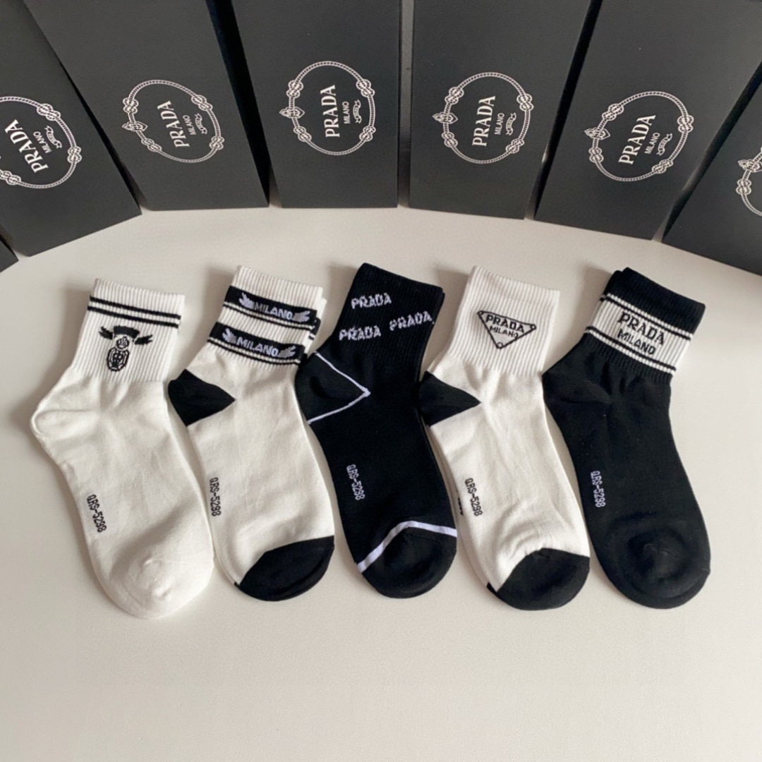  💛配包装
Prada（普拉达）新款经典中长款堆堆袜袜子！一盒五双， 专柜同步筒款袜子，💛大牌出街，潮人