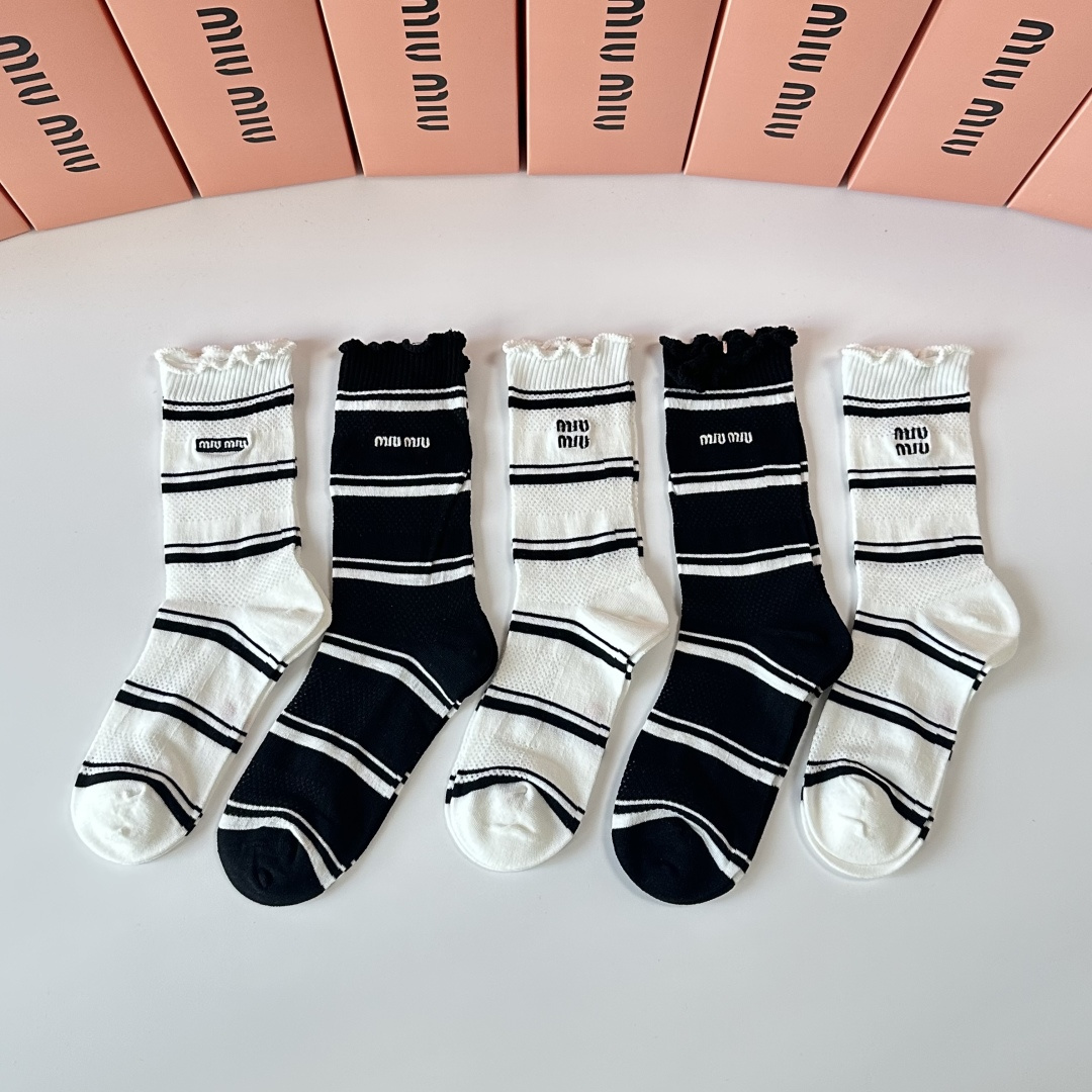 NO:358148,Special package MiuMiu new embroidered mid-length stacked socks!  One box of five pairs, counter synchronous socks, big brands on the street, trendy people must have super easy to match socks, stockings, socks, miumiu, socks19860909特 配包装 MiuMiu（缪缪）新款刺绣中长款堆堆袜袜子！一盒五双, 专柜同步筒款袜子,大牌出街,潮人必备超好搭袜子,丝袜,袜子,miumiu,socks,accessory