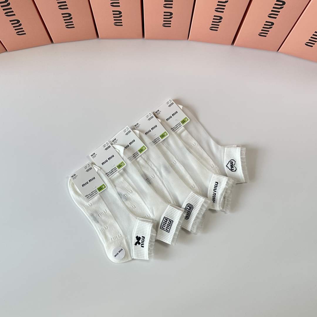  💛配包装
MiuMiu（缪缪）新款冰丝中短款堆堆袜袜子！一盒五双， 专柜同步筒款袜子，💛大牌出街，潮人