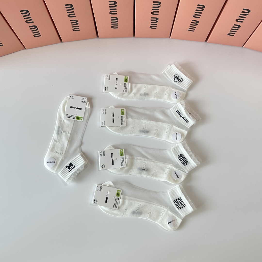  💛配包装
MiuMiu（缪缪）新款冰丝中短款堆堆袜袜子！一盒五双， 专柜同步筒款袜子，💛大牌出街，潮人
