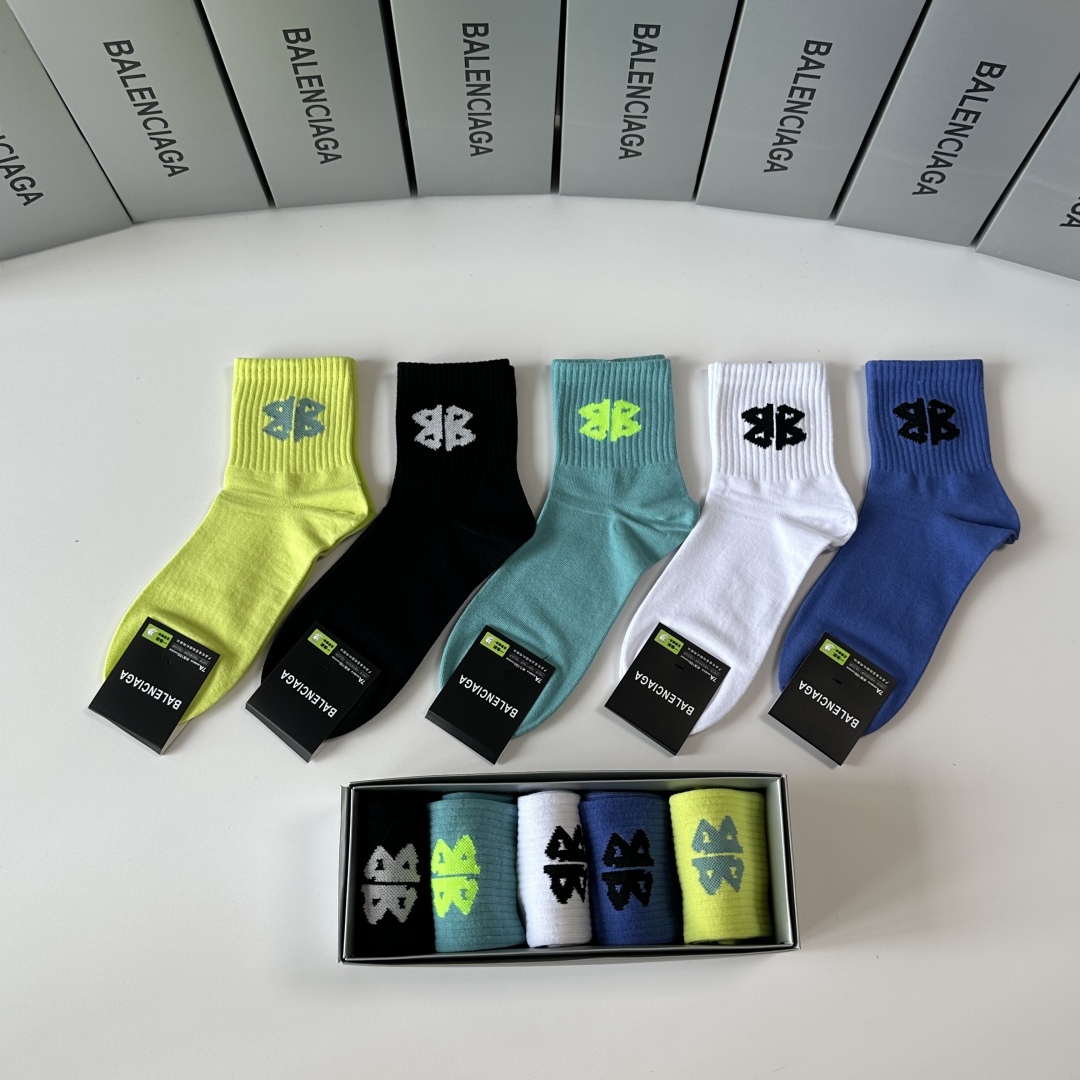  💛配专柜包装
Balenciaga（巴黎世家）新款中筒袜堆堆袜袜子！一盒五双，专柜同步筒袜袜子，💛大牌