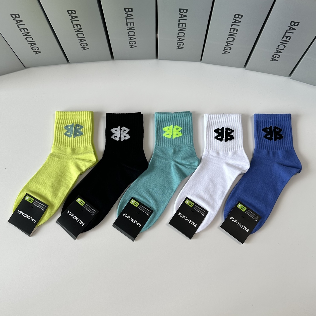  💛配专柜包装
Balenciaga（巴黎世家）新款中筒袜堆堆袜袜子！一盒五双，专柜同步筒袜袜子，💛大牌