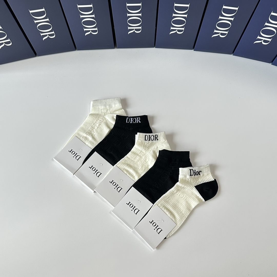  💛配专柜包装
DIOR（迪奥）新款中短筒袜堆堆袜袜子！一盒五双，专柜同步筒袜袜子，💛大牌出街，潮人必备
