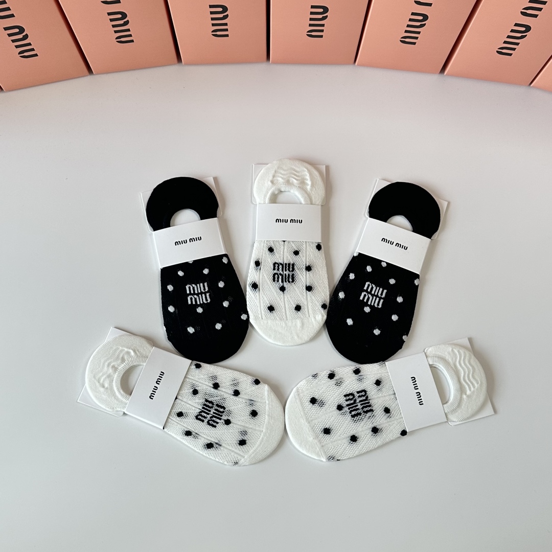   💛配专柜包装
MIUMIU（缪缪）新款船袜隐形袜堆堆袜袜子！一盒五双，专柜同步筒袜袜子，💛大牌出街，
