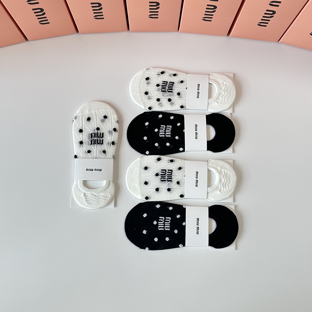   💛配专柜包装
MIUMIU（缪缪）新款船袜隐形袜堆堆袜袜子！一盒五双，专柜同步筒袜袜子，💛大牌出街，