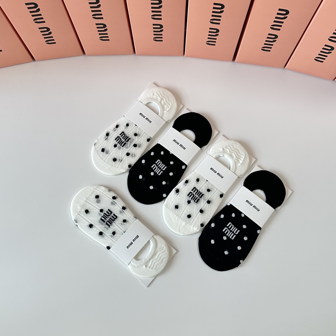   💛配专柜包装
MIUMIU（缪缪）新款船袜隐形袜堆堆袜袜子！一盒五双，专柜同步筒袜袜子，💛大牌出街，