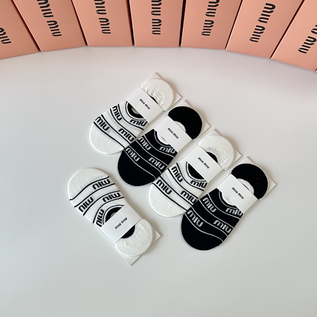   💛配专柜包装
MIUMIU（缪缪）新款船袜隐形袜堆堆袜袜子！一盒五双，专柜同步筒袜袜子，💛大牌出街，