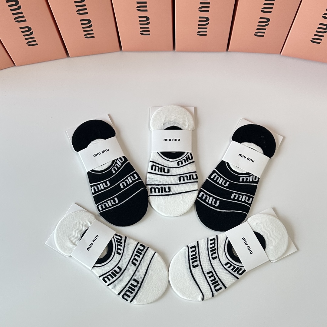   💛配专柜包装
MIUMIU（缪缪）新款船袜隐形袜堆堆袜袜子！一盒五双，专柜同步筒袜袜子，💛大牌出街，