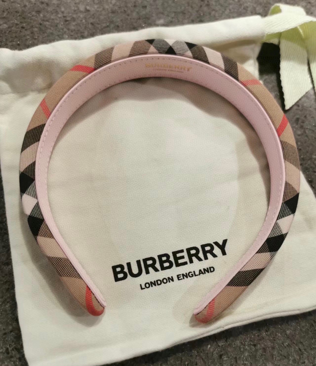  爆款来袭🔥 配包装 
专柜1比1 材质#  
Burberry （巴宝莉）最新爆款，所见即所得，新款弹