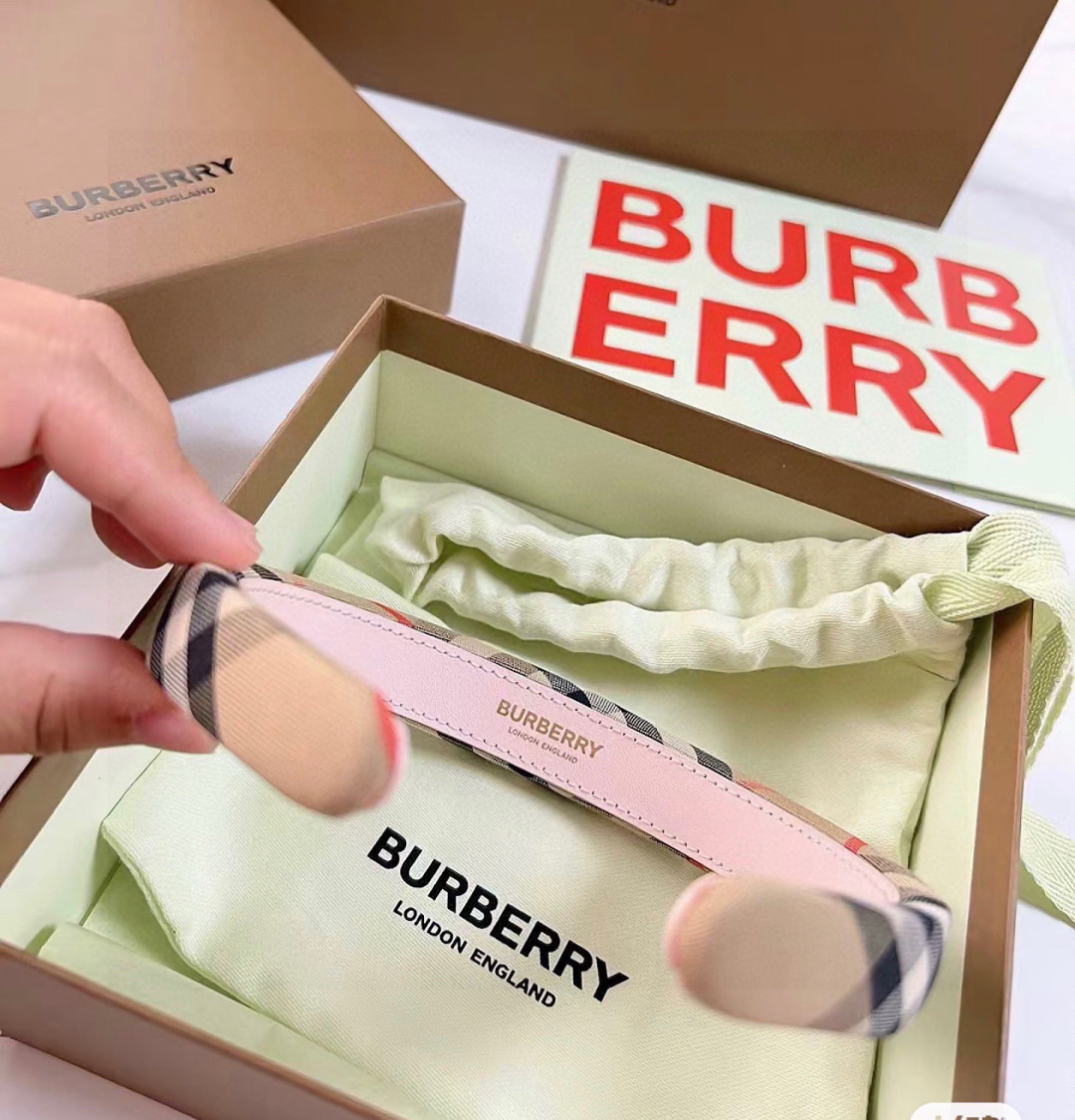  爆款来袭🔥 配包装 
专柜1比1 材质#  
Burberry （巴宝莉）最新爆款，所见即所得，新款弹