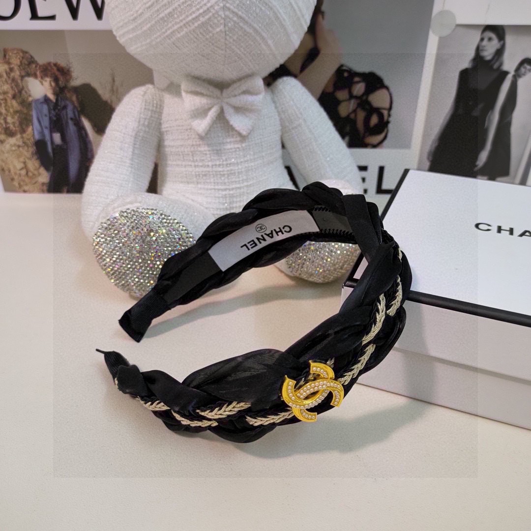  配专柜包装
Chanel（香奈儿）最新高工发箍
小仙女快入手
特殊材质 不嘞头
可盐可甜～