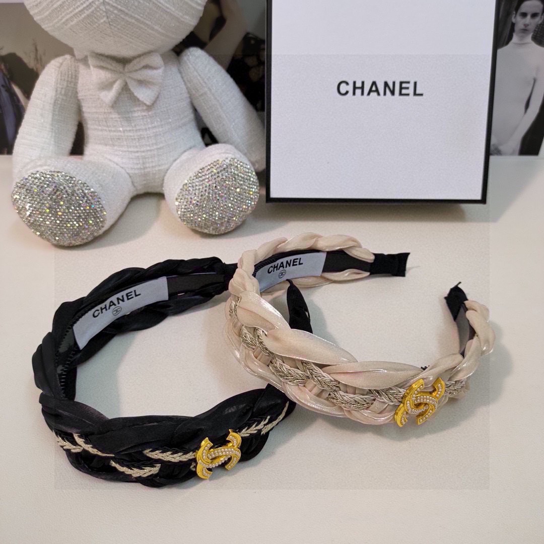  配专柜包装
Chanel（香奈儿）最新高工发箍
小仙女快入手
特殊材质 不嘞头
可盐可甜～