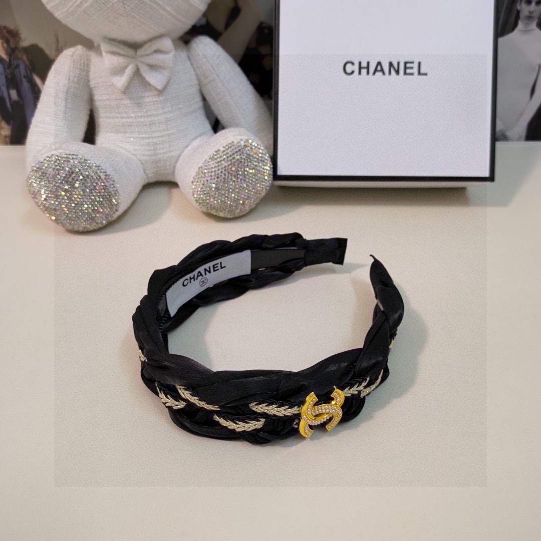  配专柜包装
Chanel（香奈儿）最新高工发箍
小仙女快入手
特殊材质 不嘞头
可盐可甜～