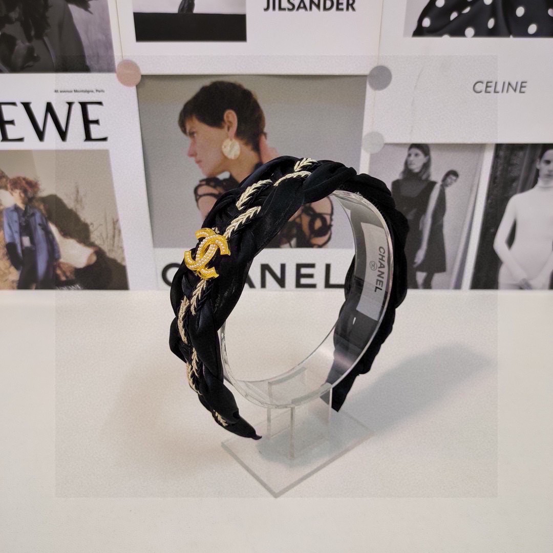  配专柜包装
Chanel（香奈儿）最新高工发箍
小仙女快入手
特殊材质 不嘞头
可盐可甜～