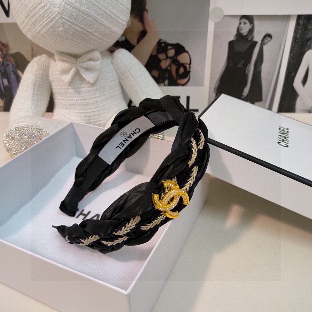  配专柜包装
Chanel（香奈儿）最新高工发箍
小仙女快入手
特殊材质 不嘞头
可盐可甜～