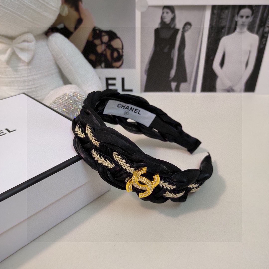  配专柜包装
Chanel（香奈儿）最新高工发箍
小仙女快入手
特殊材质 不嘞头
可盐可甜～