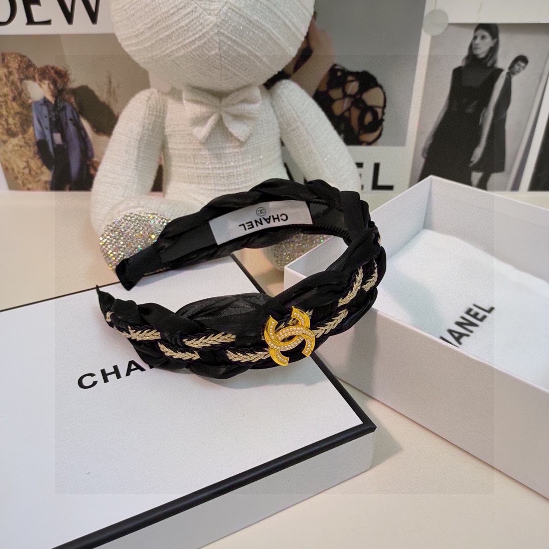  配专柜包装
Chanel（香奈儿）最新高工发箍
小仙女快入手
特殊材质 不嘞头
可盐可甜～