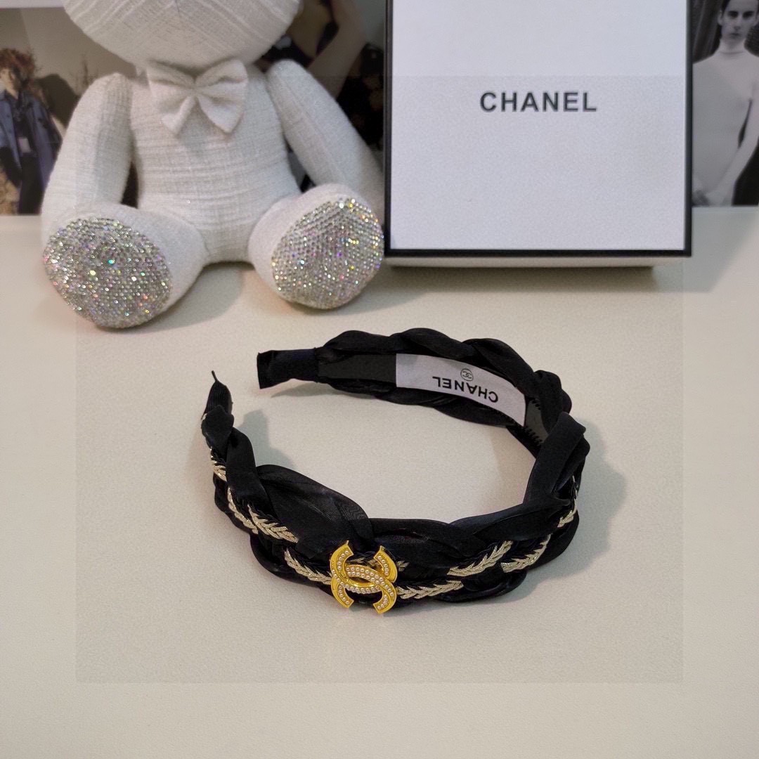  配专柜包装
Chanel（香奈儿）最新高工发箍
小仙女快入手
特殊材质 不嘞头
可盐可甜～