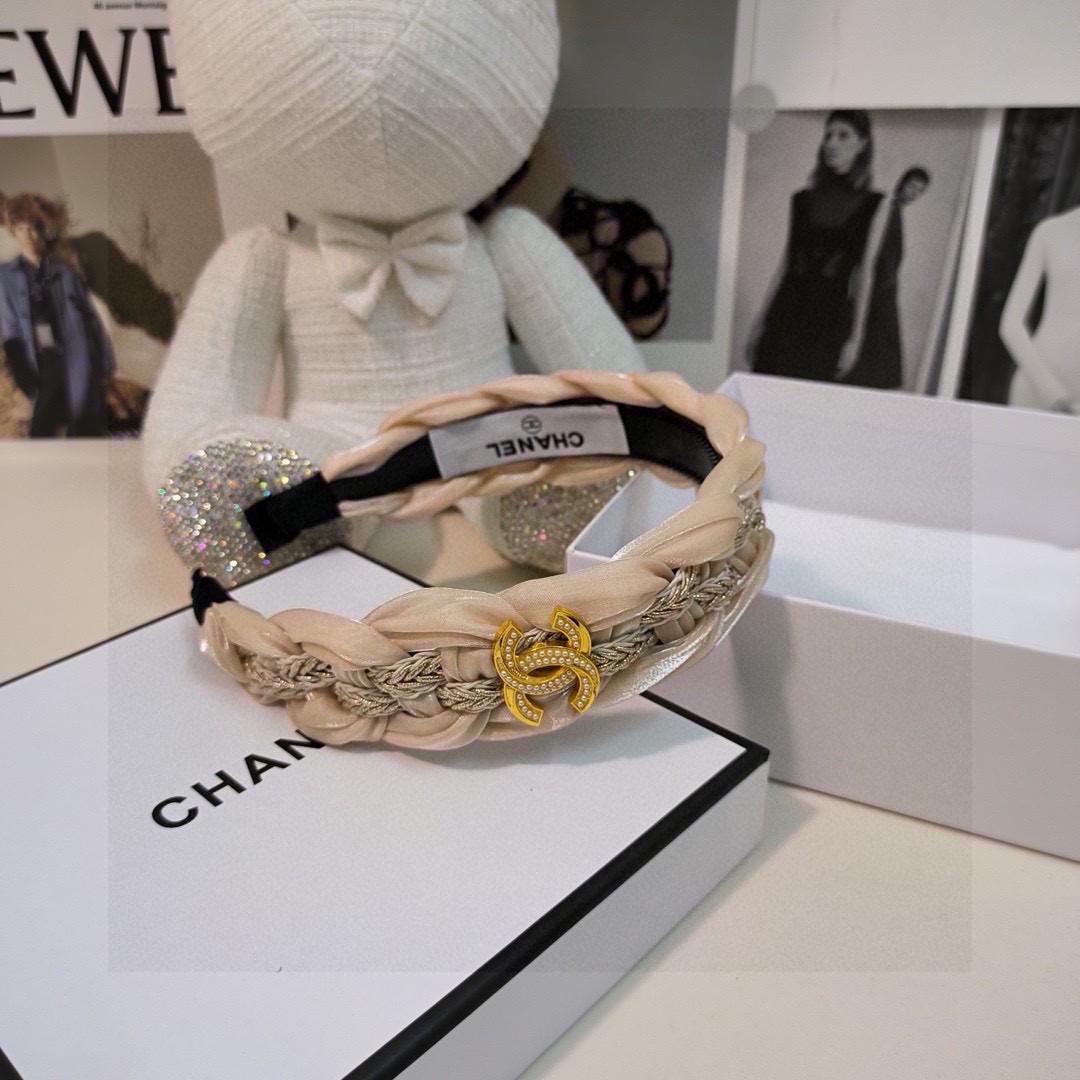  配专柜包装
Chanel（香奈儿）最新高工发箍
小仙女快入手
特殊材质 不嘞头
可盐可甜～