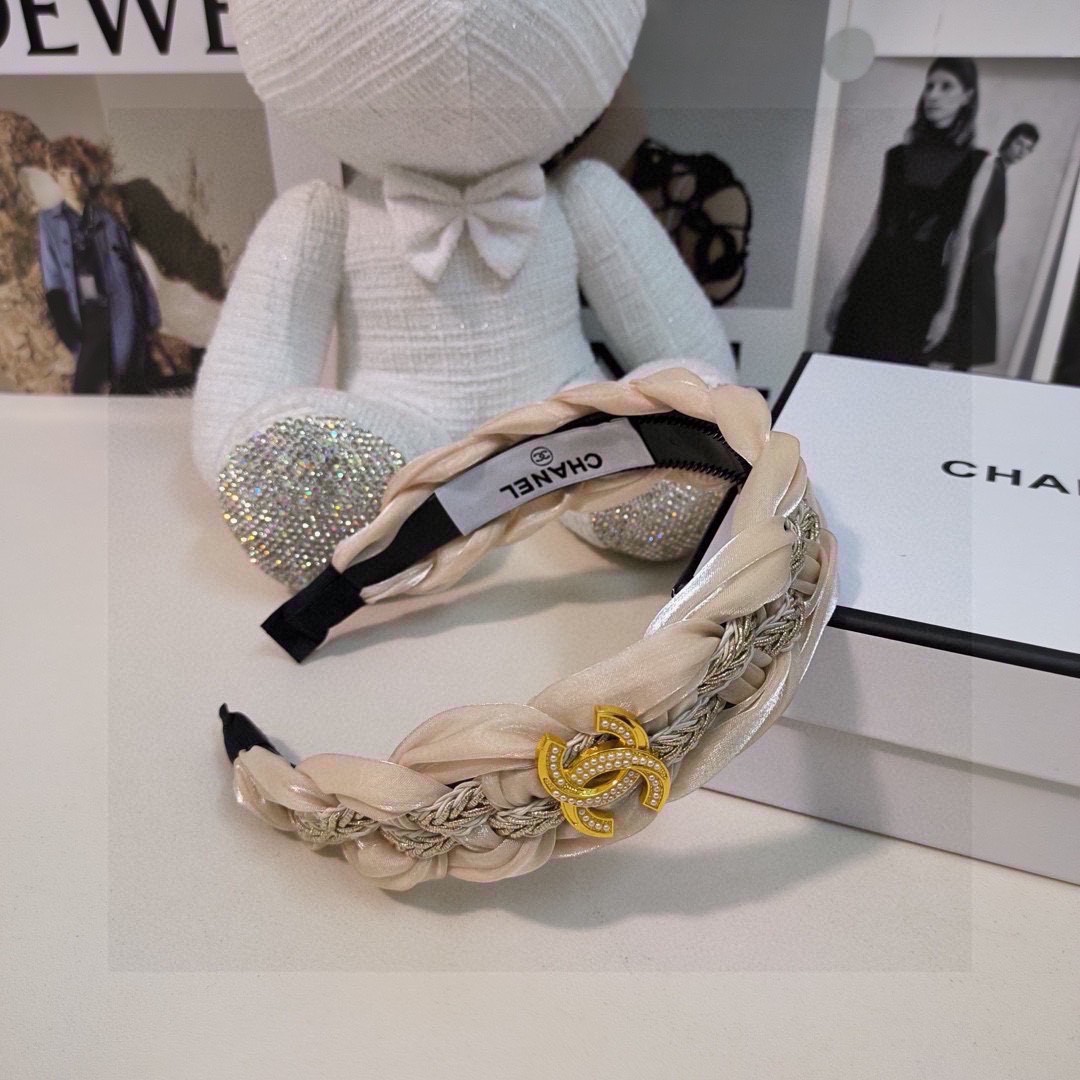  配专柜包装
Chanel（香奈儿）最新高工发箍
小仙女快入手
特殊材质 不嘞头
可盐可甜～