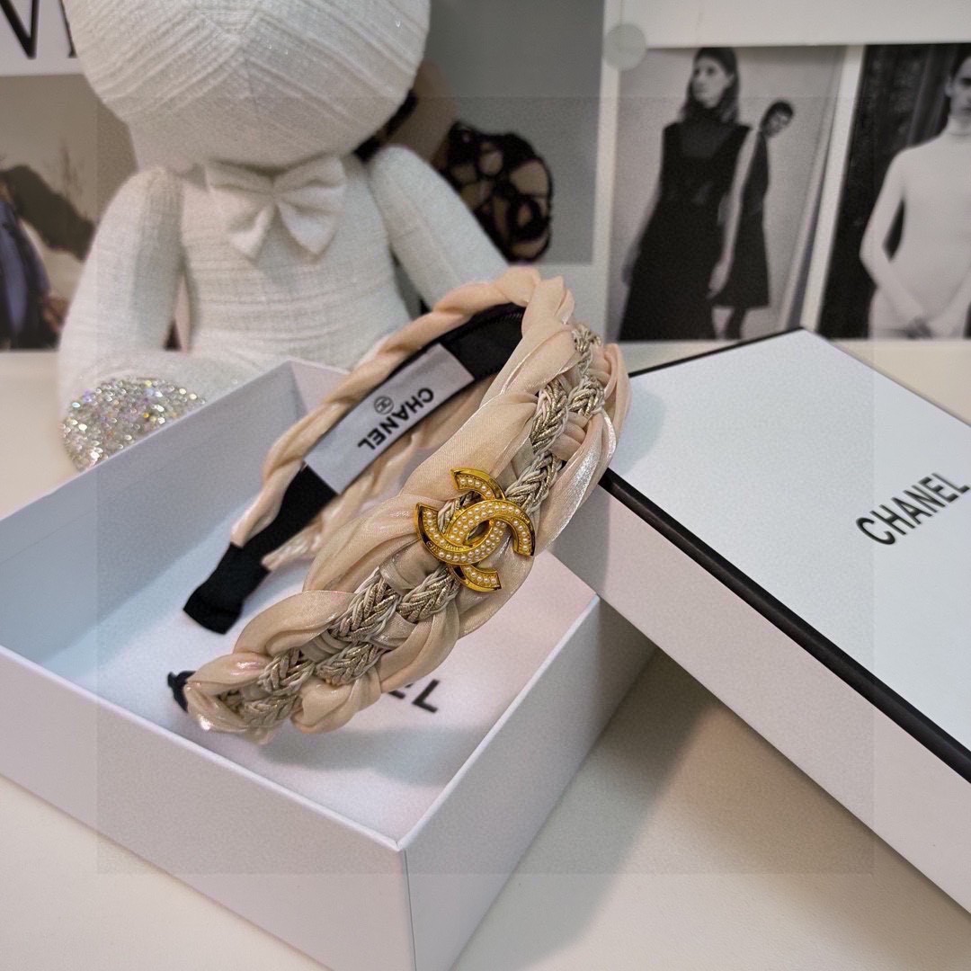  配专柜包装
Chanel（香奈儿）最新高工发箍
小仙女快入手
特殊材质 不嘞头
可盐可甜～