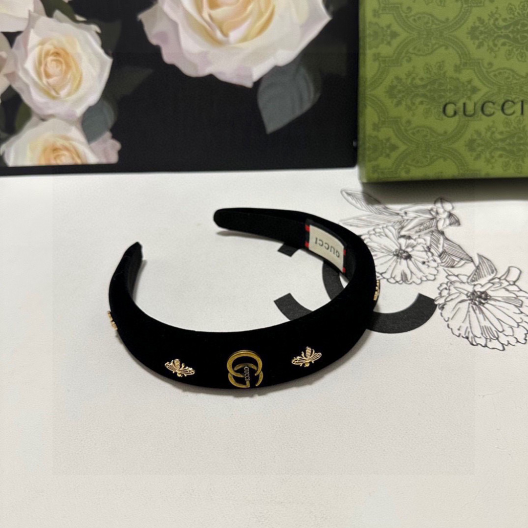  配专柜包装
Gucci（古驰）最新蜜蜂发箍#
信我！人手必备的单品 这件必须买
洋气神仙颜值💕💫
小仙