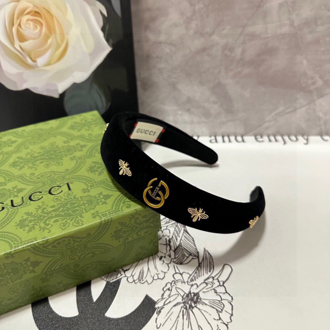  配专柜包装
Gucci（古驰）最新蜜蜂发箍#
信我！人手必备的单品 这件必须买
洋气神仙颜值💕💫
小仙
