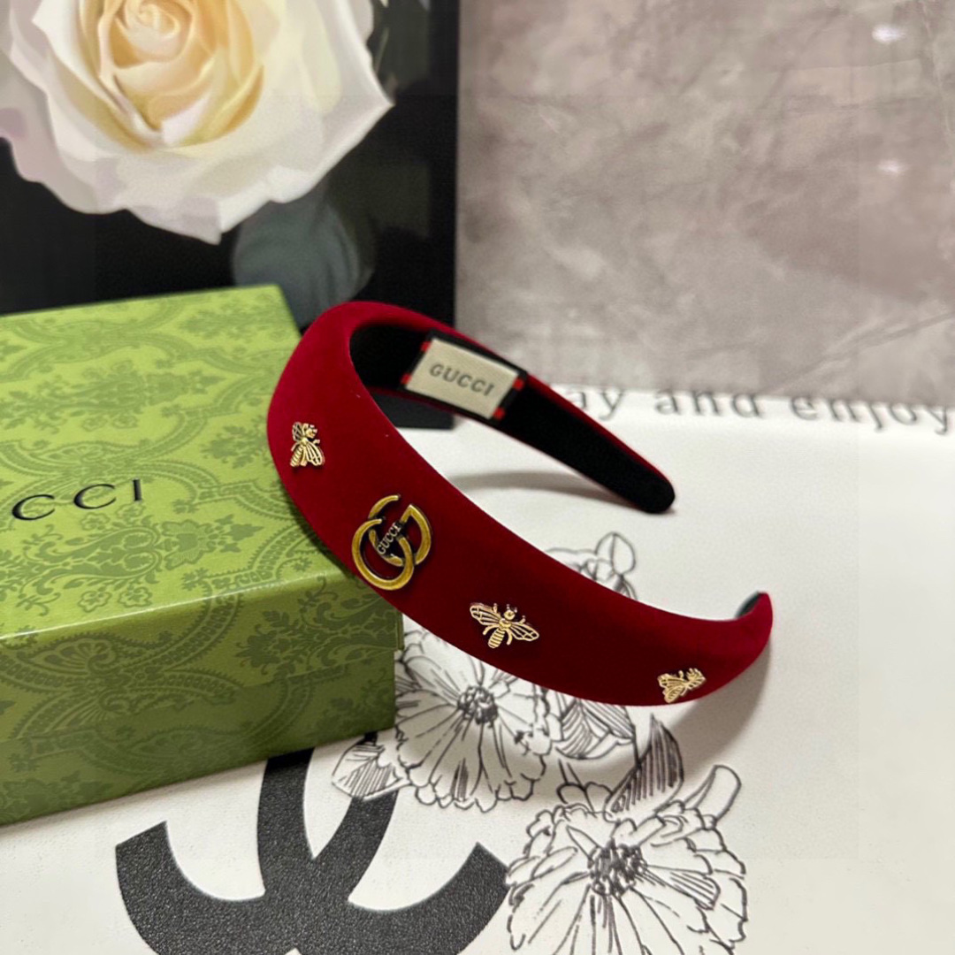  配专柜包装
Gucci（古驰）最新蜜蜂发箍#
信我！人手必备的单品 这件必须买
洋气神仙颜值💕💫
小仙