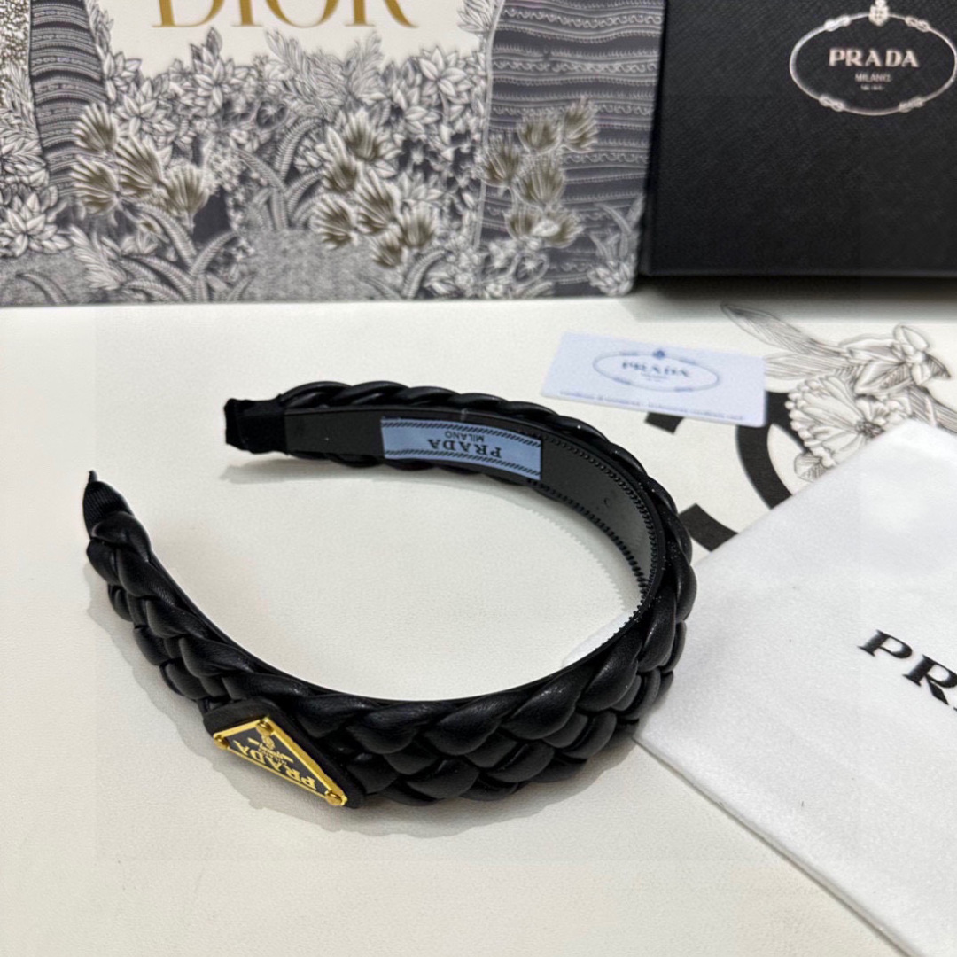  配专柜包装
Prada（普拉达）最新发箍
小仙女快入手
特殊材质 不嘞头
可盐可甜～