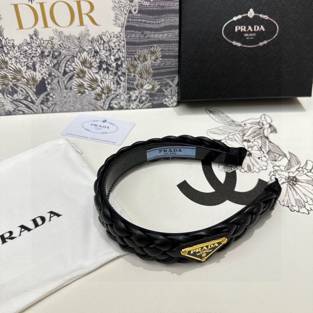  配专柜包装
Prada（普拉达）最新发箍
小仙女快入手
特殊材质 不嘞头
可盐可甜～