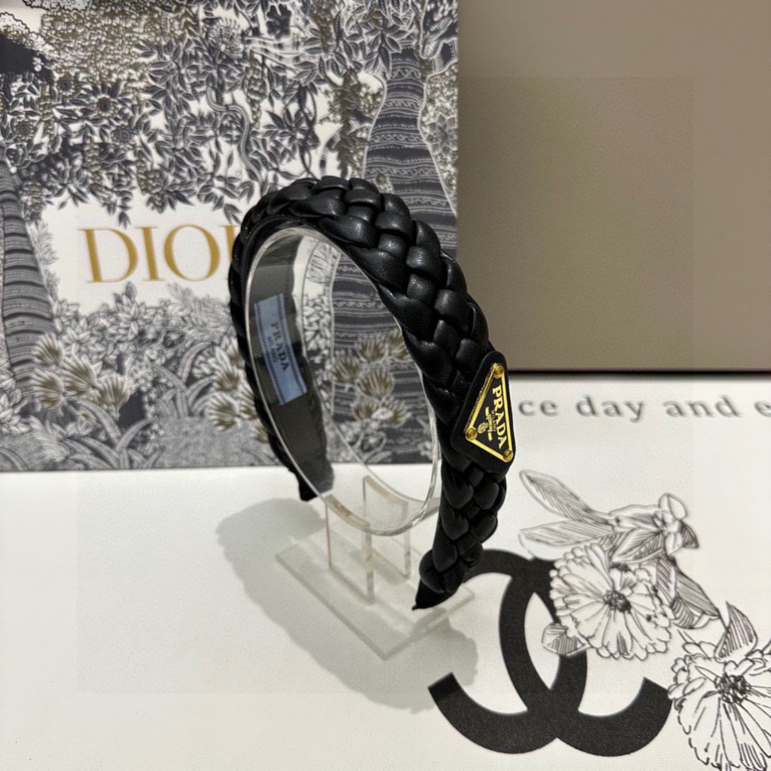  配专柜包装
Prada（普拉达）最新发箍
小仙女快入手
特殊材质 不嘞头
可盐可甜～