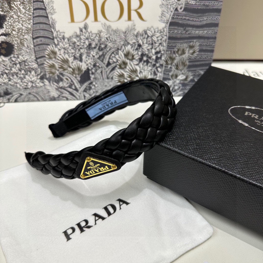  配专柜包装
Prada（普拉达）最新发箍
小仙女快入手
特殊材质 不嘞头
可盐可甜～