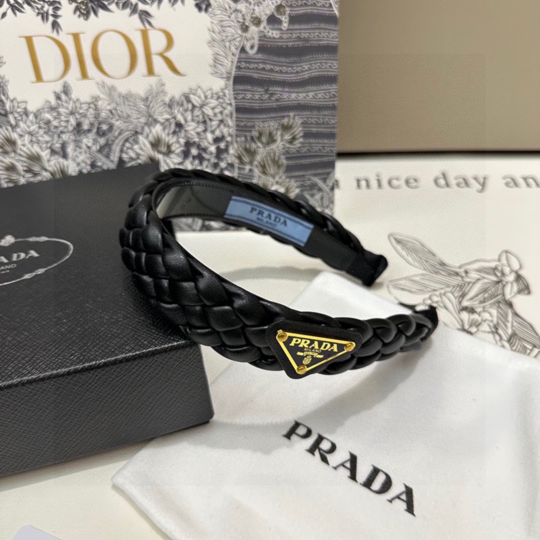  配专柜包装
Prada（普拉达）最新发箍
小仙女快入手
特殊材质 不嘞头
可盐可甜～