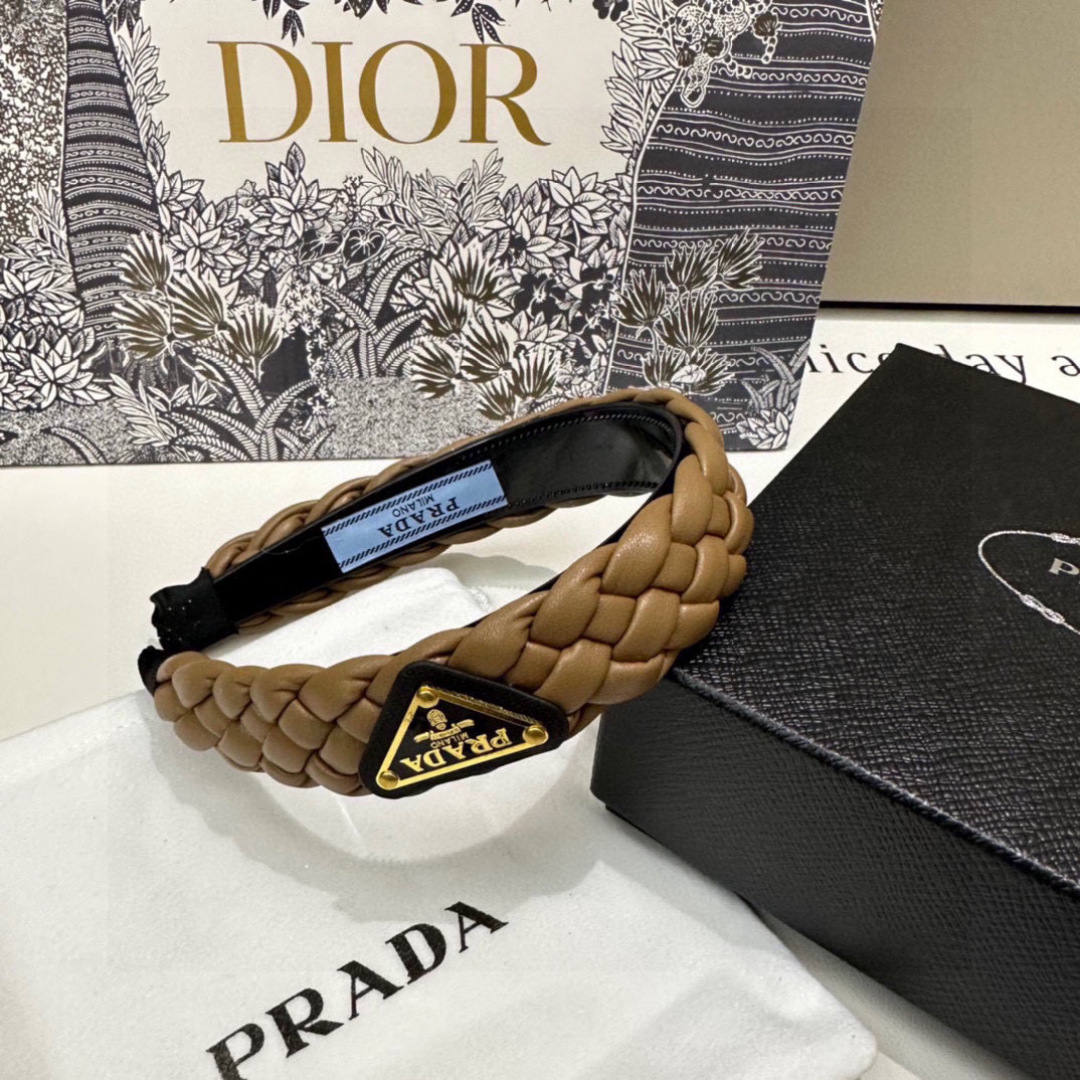  配专柜包装
Prada（普拉达）最新发箍
小仙女快入手
特殊材质 不嘞头
可盐可甜～