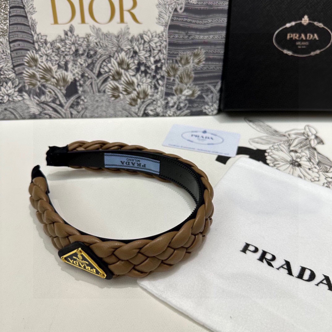  配专柜包装
Prada（普拉达）最新发箍
小仙女快入手
特殊材质 不嘞头
可盐可甜～