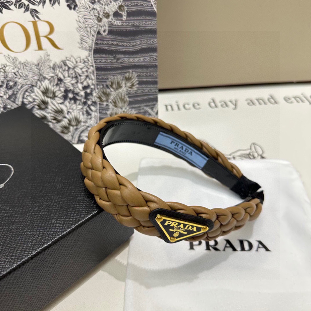  配专柜包装
Prada（普拉达）最新发箍
小仙女快入手
特殊材质 不嘞头
可盐可甜～