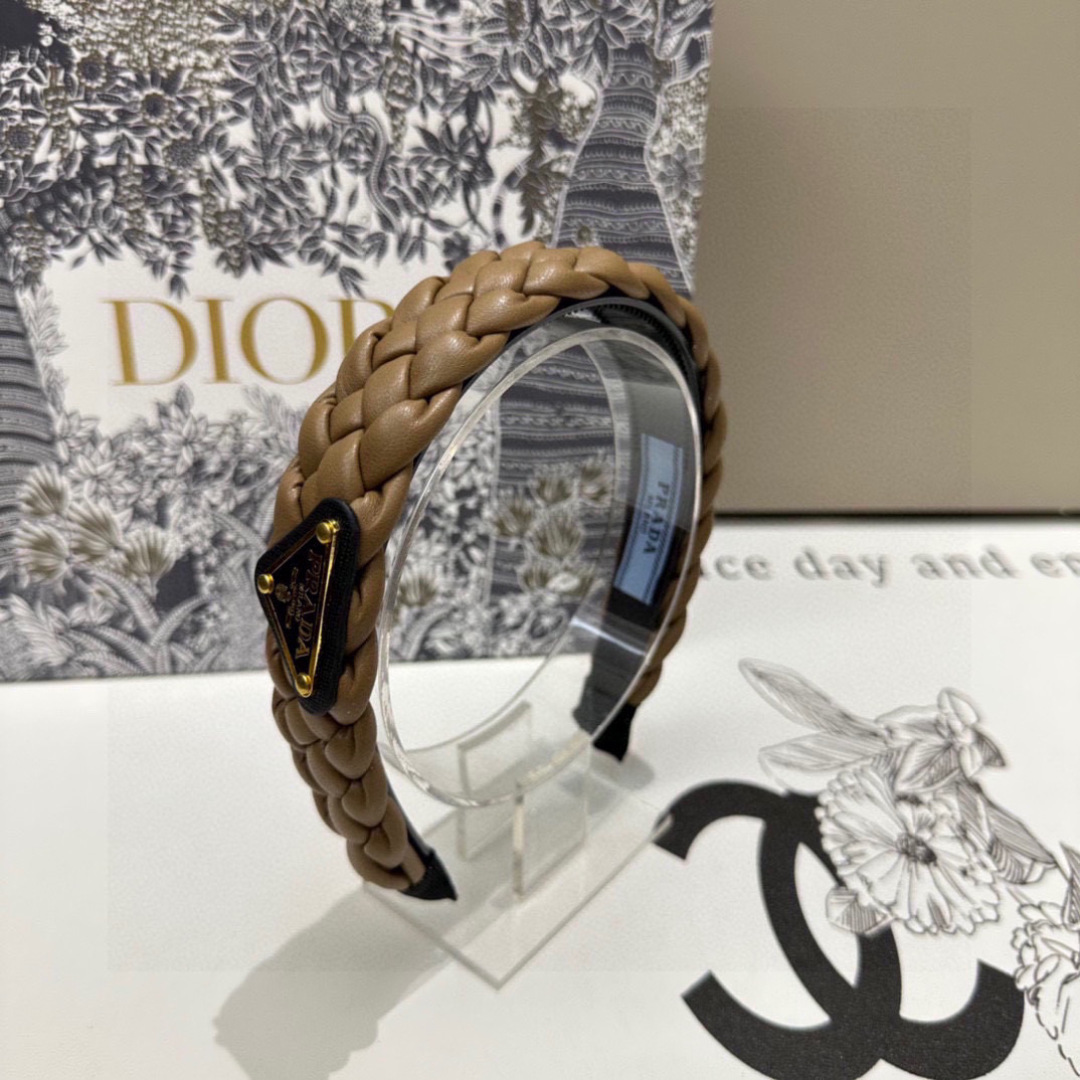  配专柜包装
Prada（普拉达）最新发箍
小仙女快入手
特殊材质 不嘞头
可盐可甜～